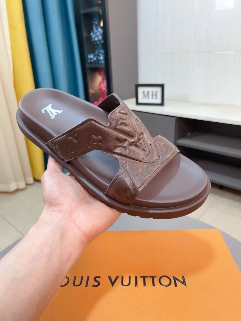 Men's shoes 💰360🌹🌹 (lv-Louis Vuitton) new men's sandals, high-end boutique, exquisite embossed logo decoration on the upper, fine workmanship, super soft soles, casual, loose and comfortable, a must-have in summer! \nsize：38-44